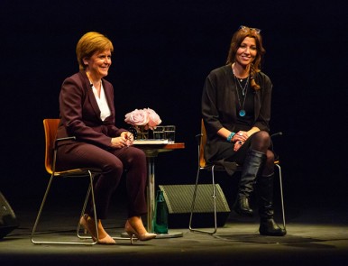 İskoçya Başbakanı Nicola Sturgeon “Yazarlar Sahnede” etkinliği çerçevesinde Elif Şafak’la röportaj yaptı.